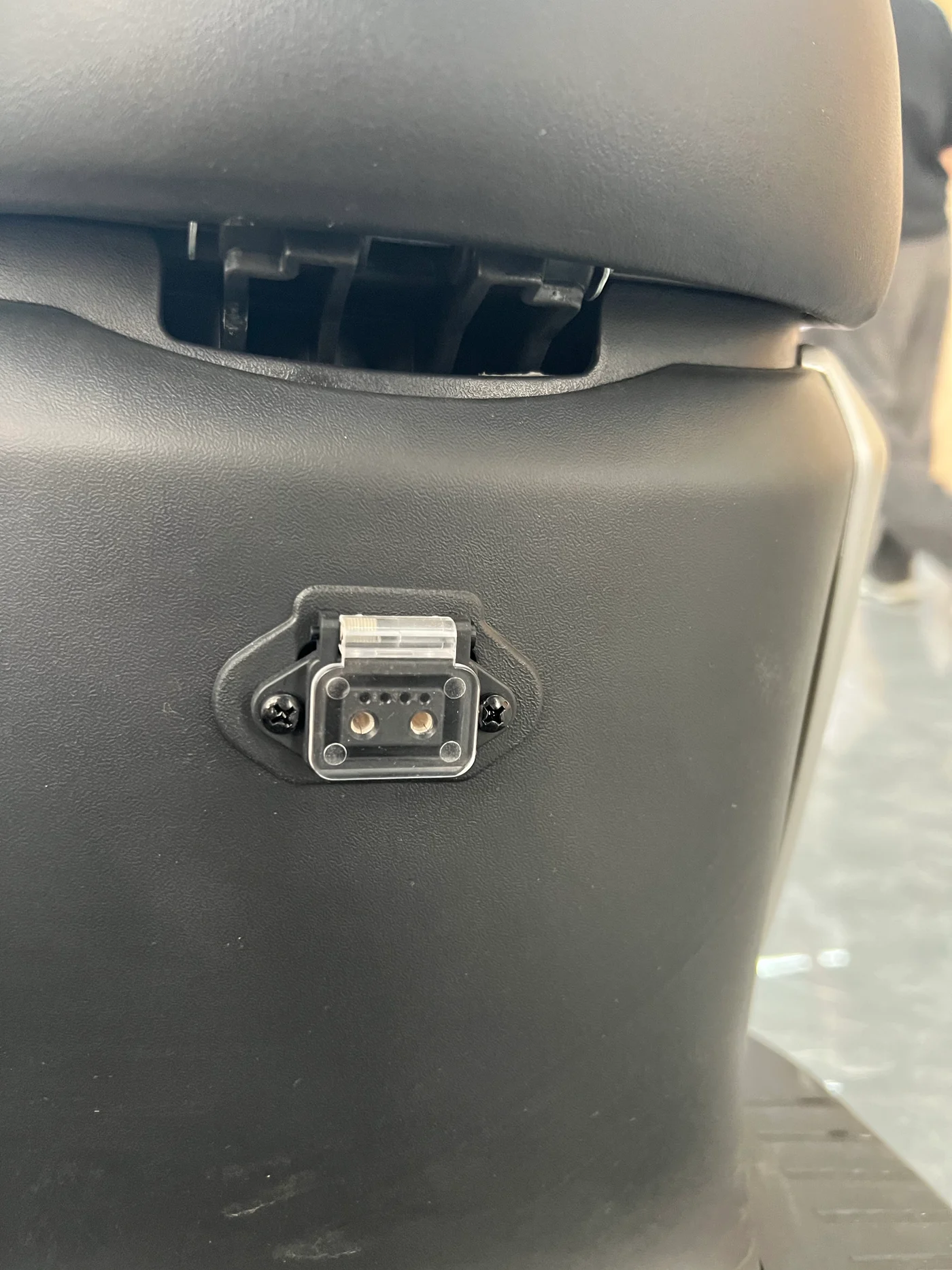 E16 Scooter Elétrica - Conector de recarga