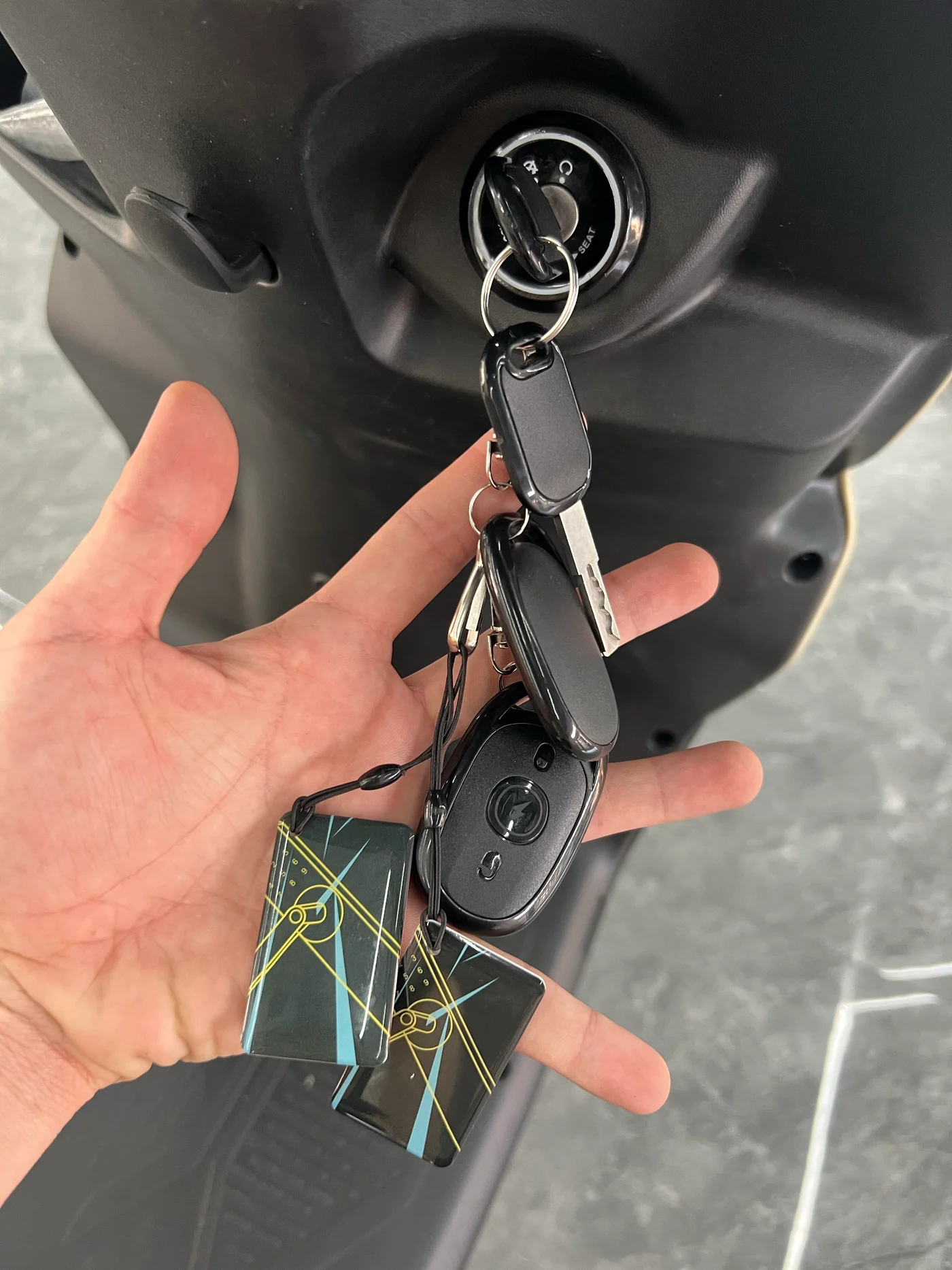 E16 Scooter Elétrica - Chave de ignição e controles