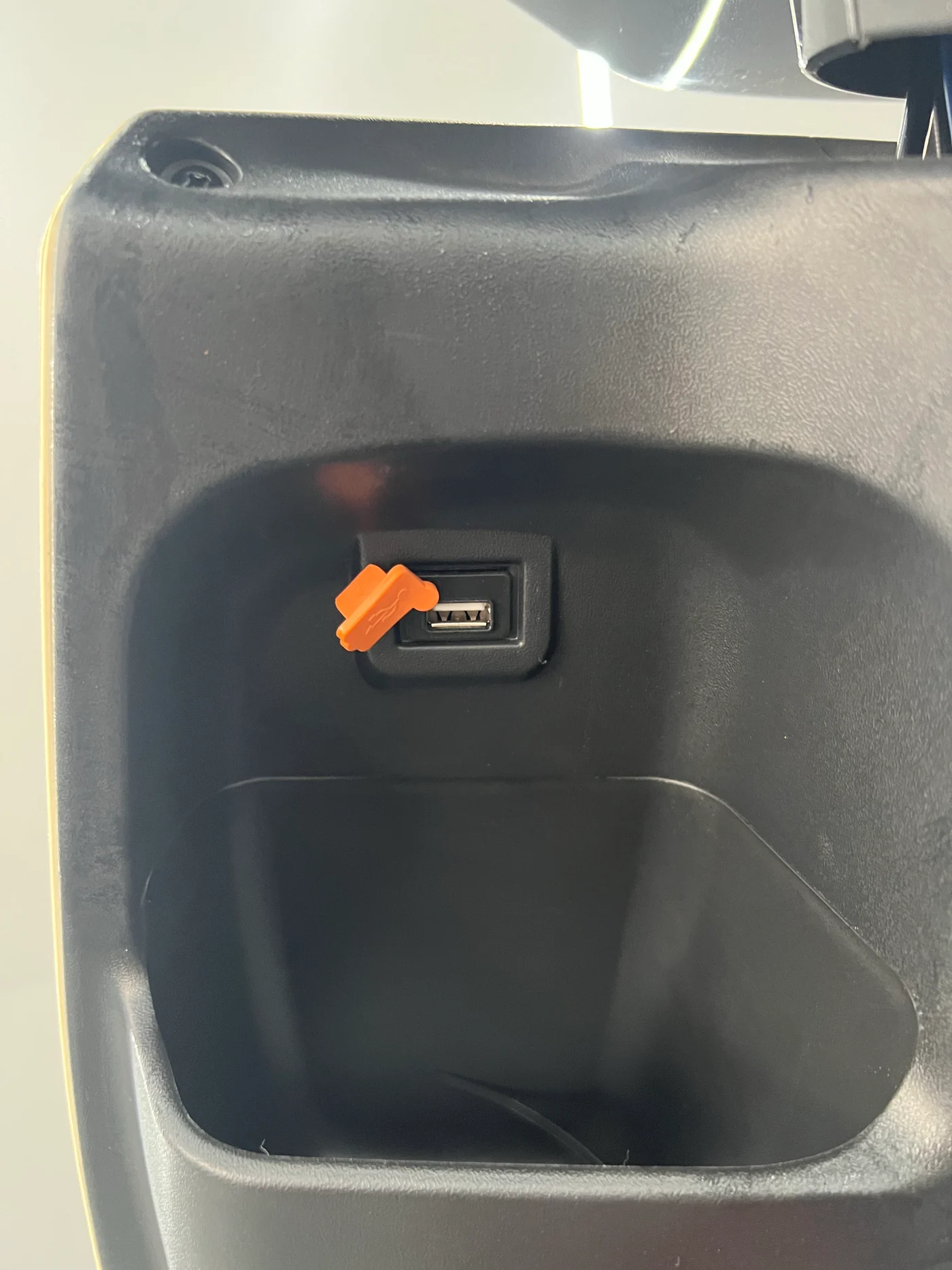 E16 Scooter Elétrica - Porta USB e porta-objetos