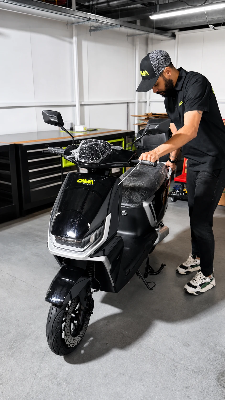Técnico Cavalletta realizando conferência geral em scooter elétrica